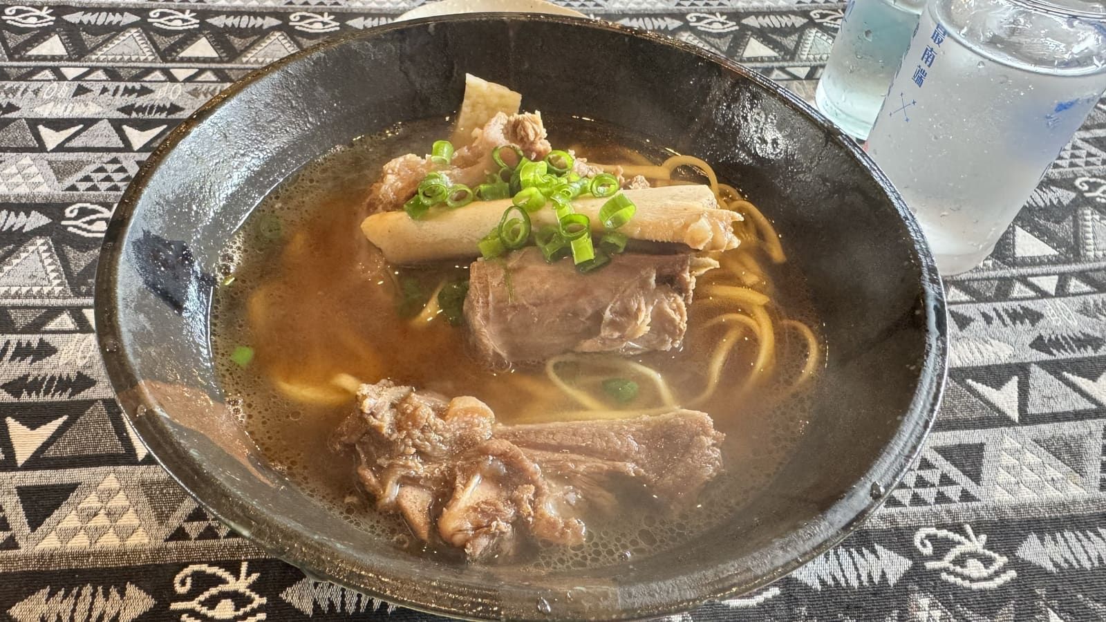 イノシシ肉の八重山そば